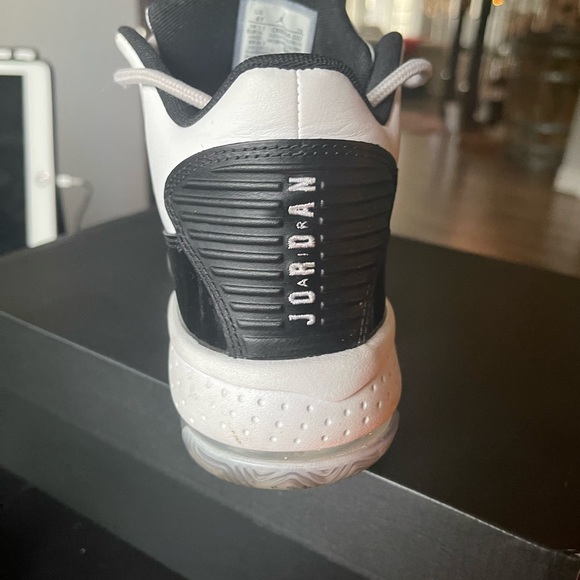 Air Jordan max aura2 youth size 4 - Picture 5 of 8